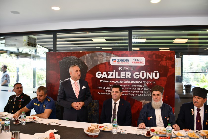 fedakarl-g-n-ve-cesaretin-simgesi-gazilerin-onuruna-cekmekoey-de-yemek-program-duezenlendi