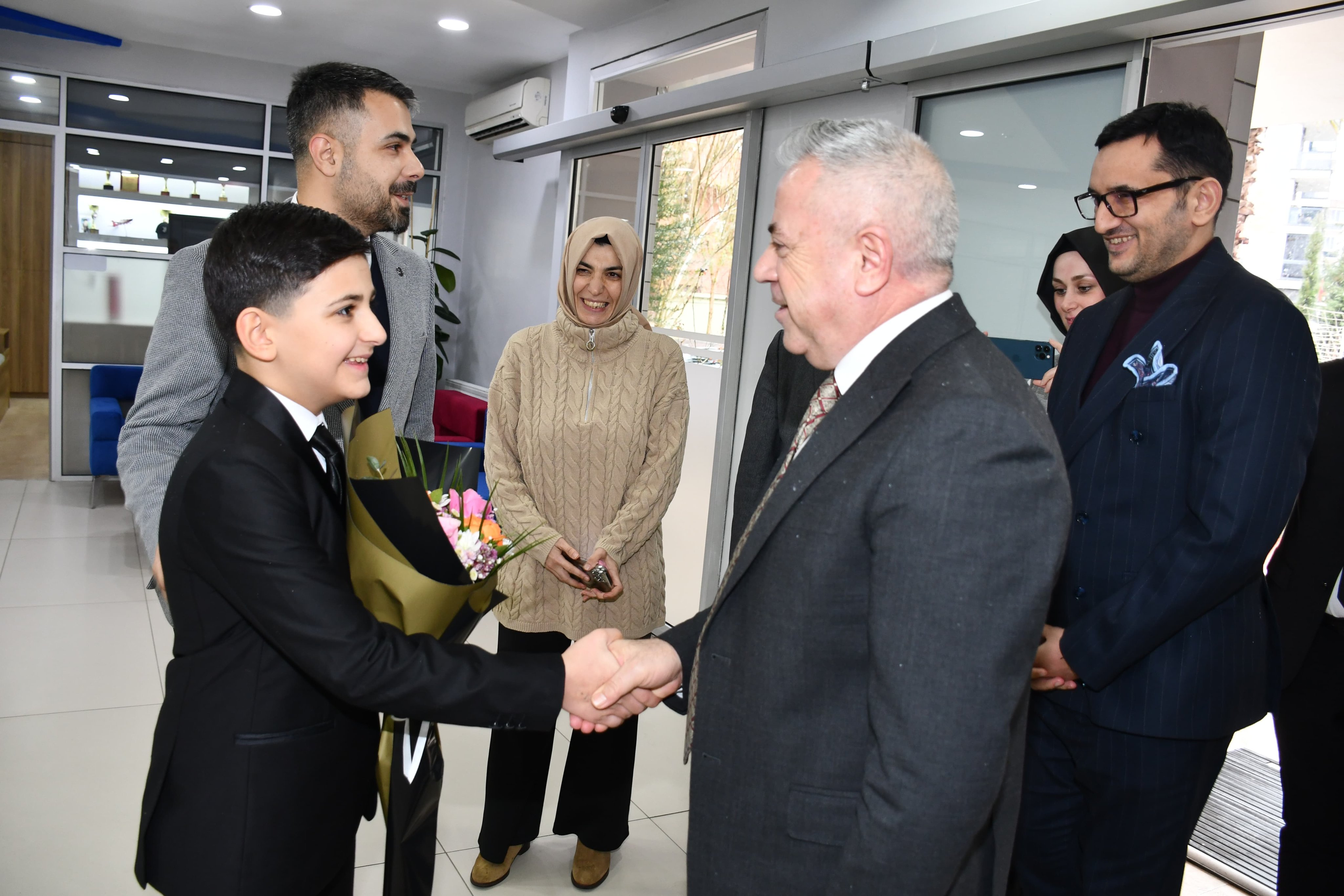 cekmekoey-kaymakam-resul-celik-oegrencilerle-kitap-tahlilinde-bulustu